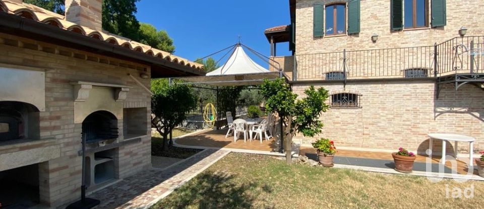 Casa indipendente 8 locali di 320 m² in Ascoli Piceno (63100)