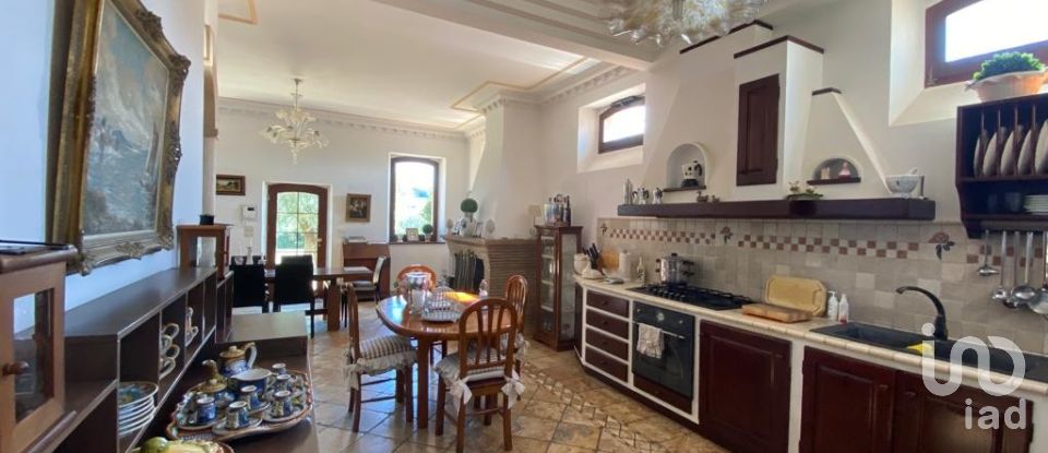 Casa indipendente 8 locali di 320 m² in Ascoli Piceno (63100)