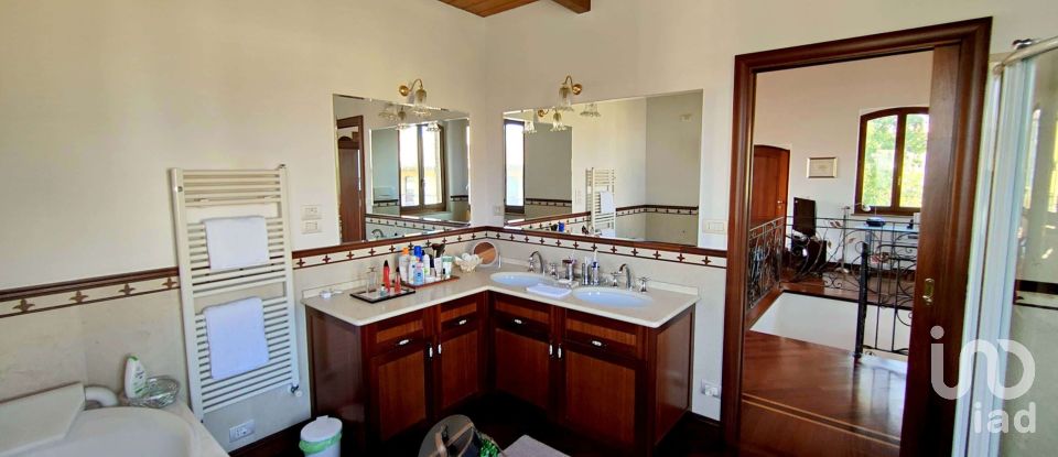 Casa indipendente 8 locali di 320 m² in Ascoli Piceno (63100)