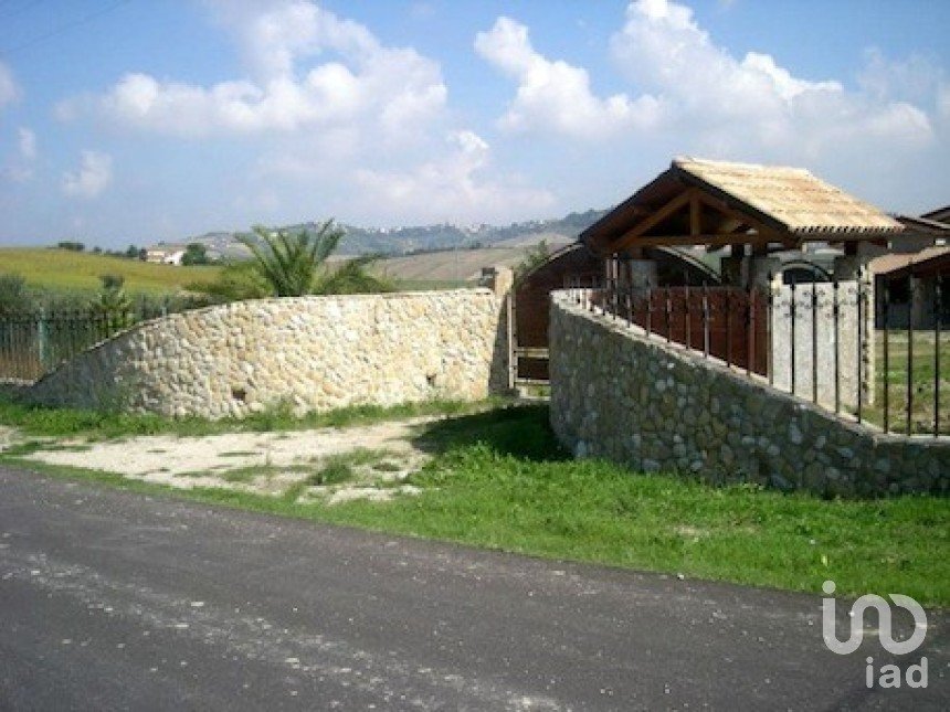 Town house 12 rooms of 1,000 m² in Teramo (64100)