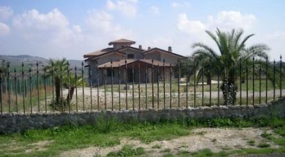 Casa indipendente 12 locali di 1.000 m² in Teramo (64100)