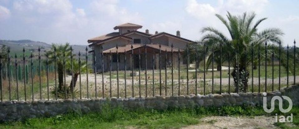 Casa indipendente 12 locali di 1.000 m² in Teramo (64100)