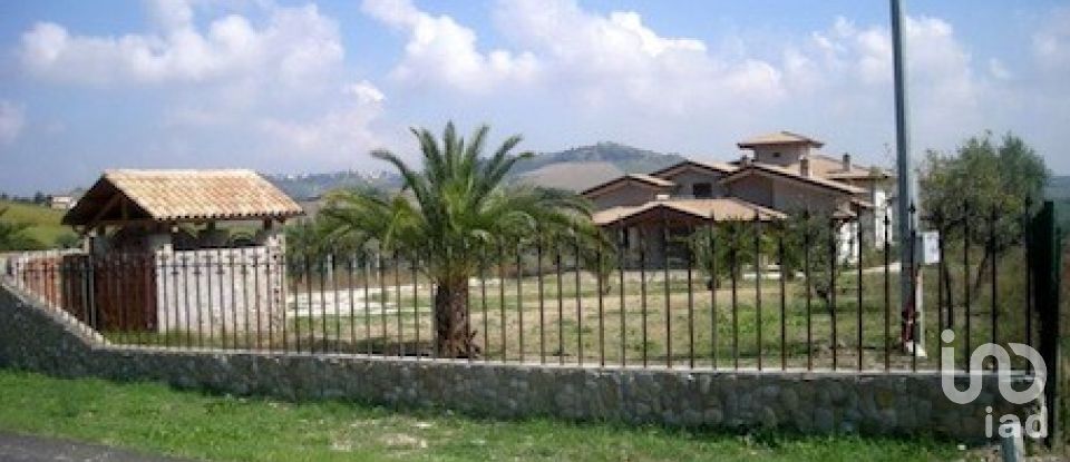 Casa indipendente 12 locali di 1.000 m² in Teramo (64100)