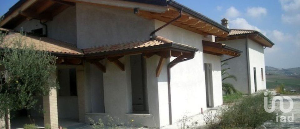 Casa indipendente 12 locali di 1.000 m² in Teramo (64100)