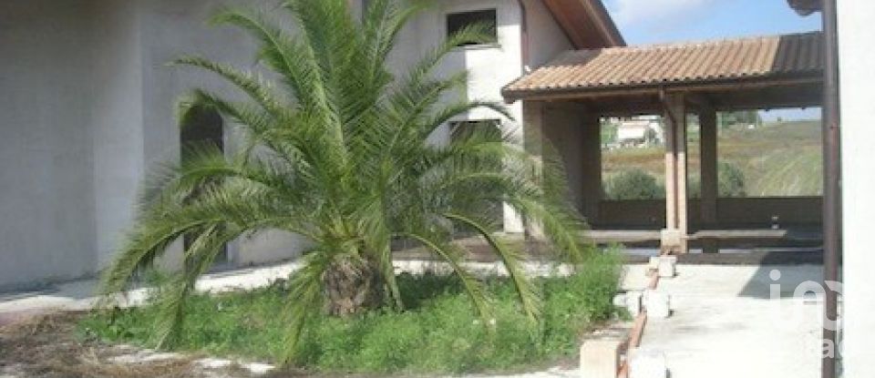 Casa indipendente 12 locali di 1.000 m² in Teramo (64100)