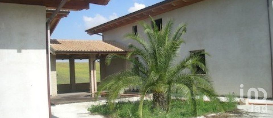 Casa indipendente 12 locali di 1.000 m² in Teramo (64100)