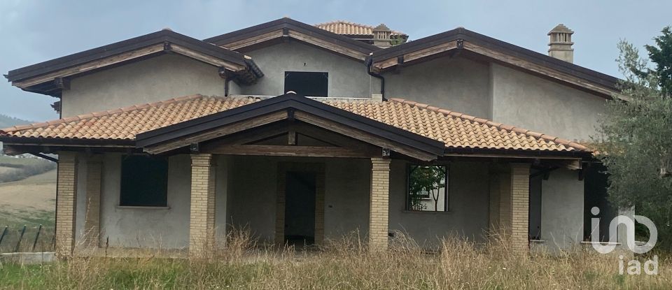 Casa indipendente 12 locali di 1.000 m² in Teramo (64100)