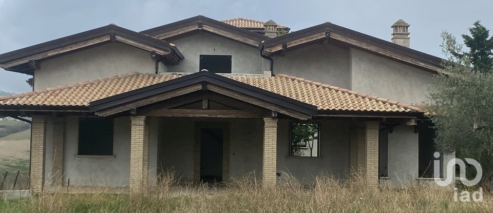 Casa indipendente 12 locali di 1.000 m² in Teramo (64100)