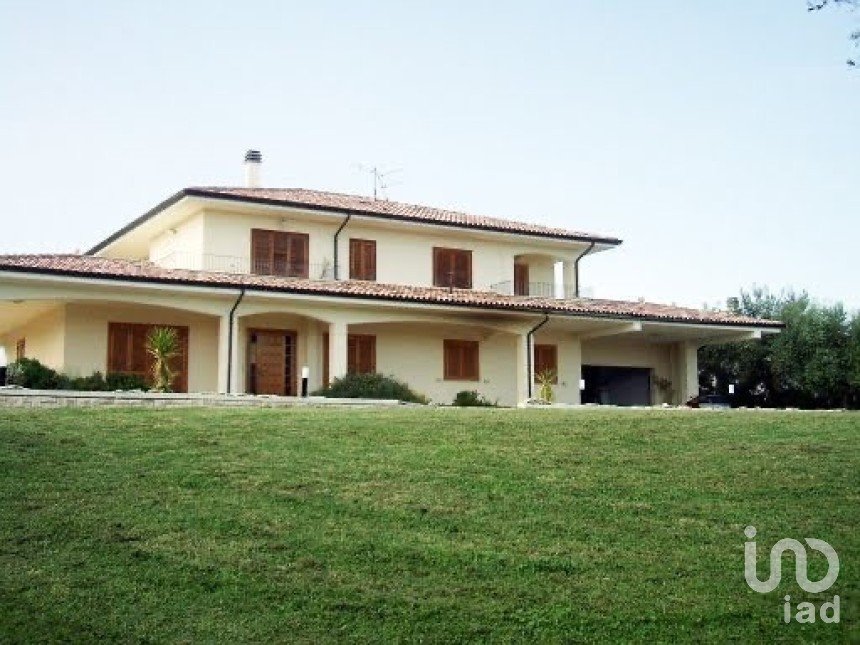 Casa 11 locali di 395 m² in Nereto (64015)