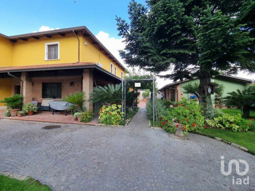 Villa Bifamiliare 14 locali di 1.794 m² in Capua (81043)
