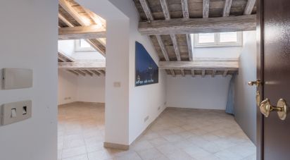 Loft 4 locali di 105 m² a Roma (00187)