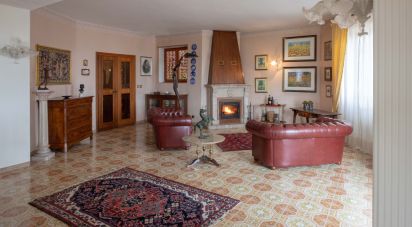 House/villa 8 rooms of 650 sq m in Valentano (01018)