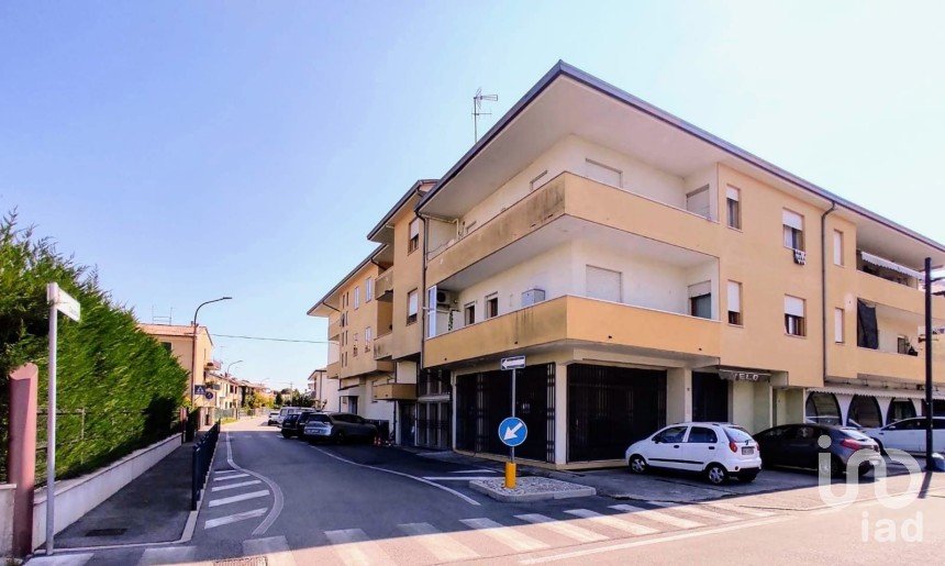 Varie superfici di 220 m² in Caerano di San Marco (31031)