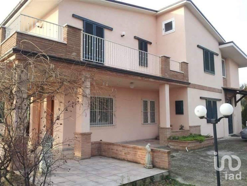 Villa Bifamiliare 20 locali di 420 m² in Colonnella (64010)
