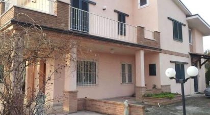 Villa Bifamiliare 20 locali di 420 m² in Colonnella (64010)