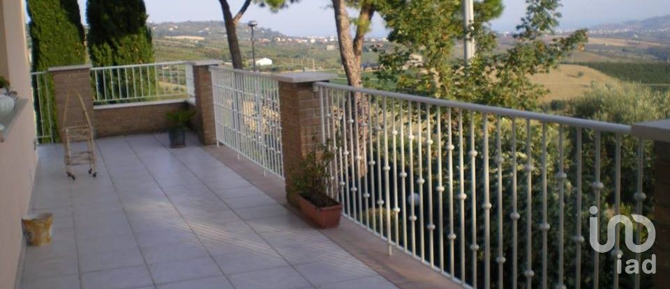 Villa Bifamiliare 20 locali di 420 m² in Colonnella (64010)