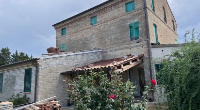 Town house 10 rooms of 240 sq m in Fermo (63900)
