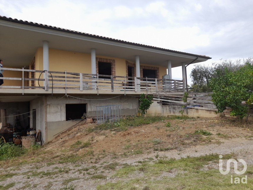 Casa 12 locali di 400 m² in Notaresco (64024)