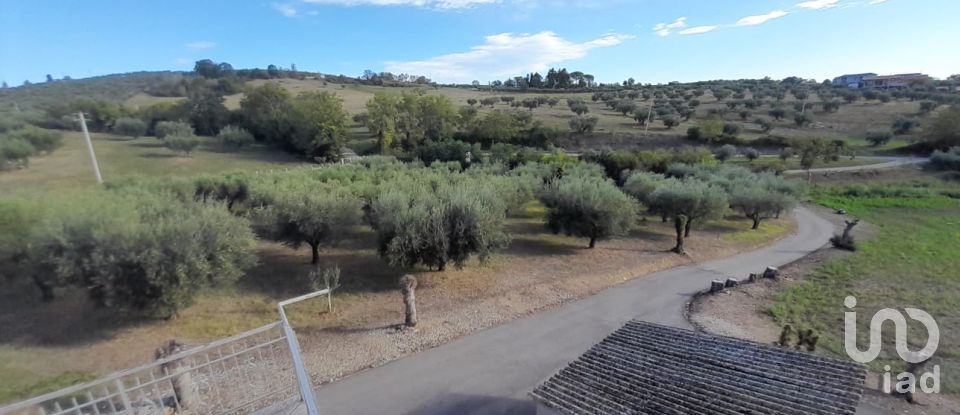 House 8 rooms of 250 m² in Notaresco (64024)