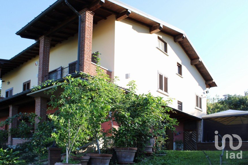 Villa Bifamiliare 13 locali di 300 m² in Stradella (27049)