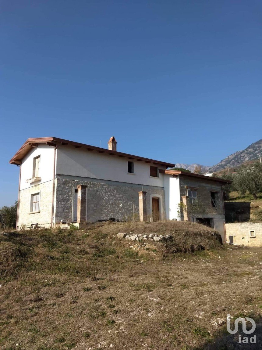 Casa indipendente 11 locali di 240 m² in San Lorenzello (82030)
