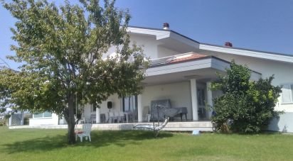 Villa Bifamiliare 23 locali di 800 m² in Roseto degli Abruzzi (64026)