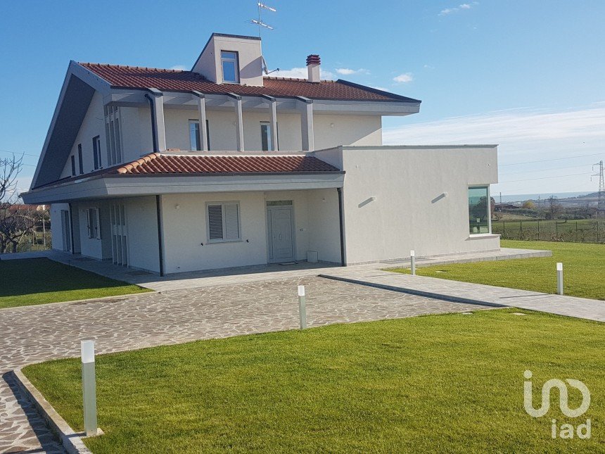 Villa Bifamiliare 23 locali di 800 m² in Roseto degli Abruzzi (64026)