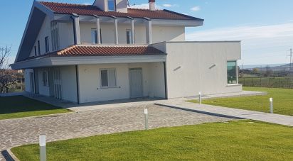 Villa Bifamiliare 23 locali di 800 m² in Roseto degli Abruzzi (64026)