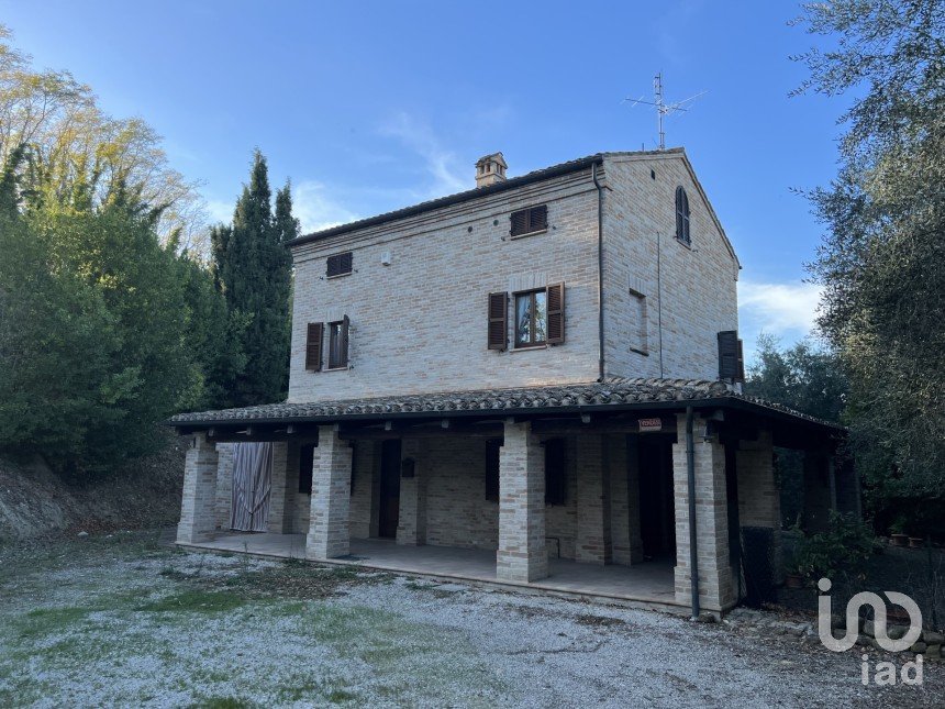 Casa indipendente / Villa 10 locali di 240 m² in - (63832)