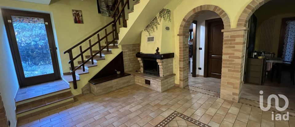 Casa indipendente / Villa 10 locali di 240 m² in - (63832)