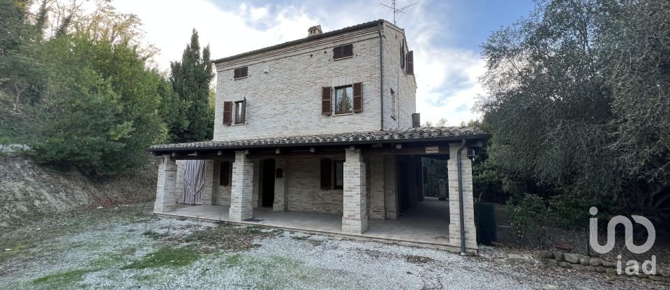 Casa indipendente / Villa 10 locali di 240 m² in - (63832)
