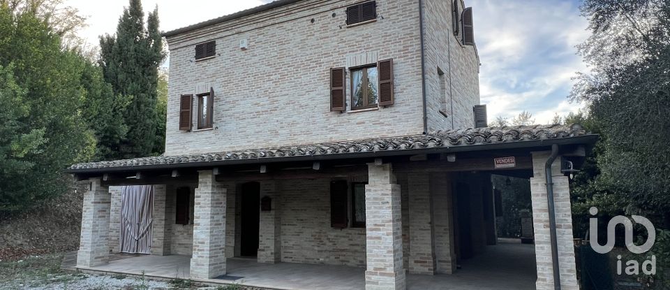 Casa indipendente / Villa 10 locali di 240 m² in - (63832)