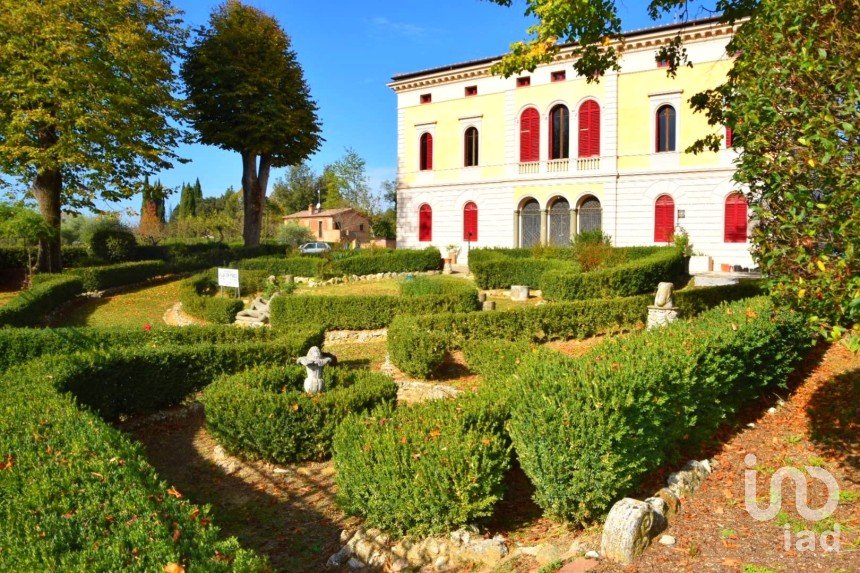 Casa 26 locali di 1.047 m² in Siena (53100)