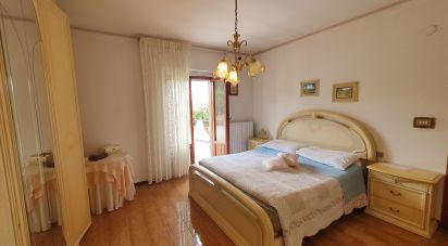 Town house 8 rooms of 205 sq m in Ripatransone (63065)