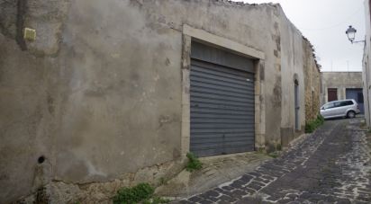 Posto auto/Box di 74 m² in Palazzolo Acreide (96010)