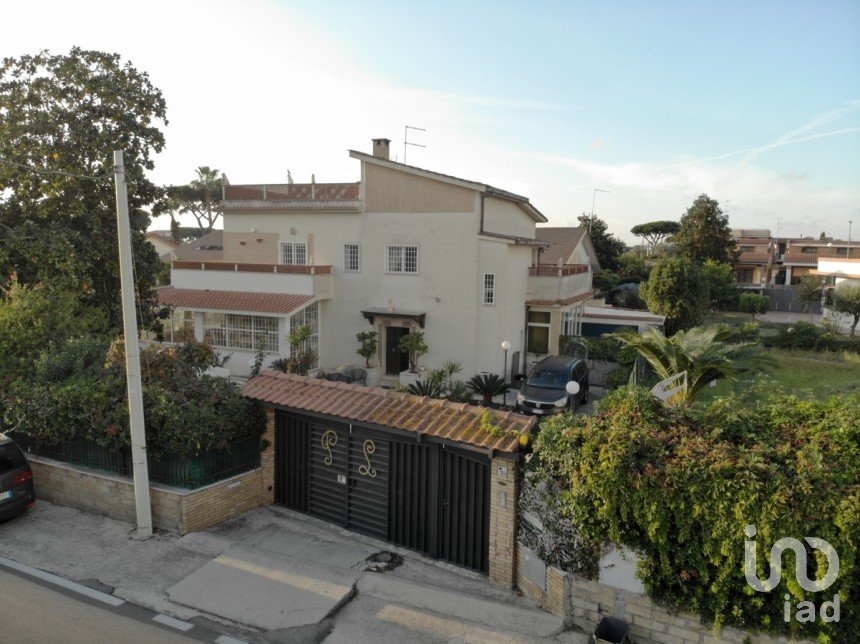 Casa indipendente 7 locali di 327 m² in Anzio (00042)