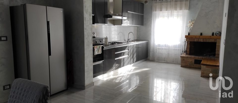 Casa 7 locali di 201 m² in Collecorvino (65010)