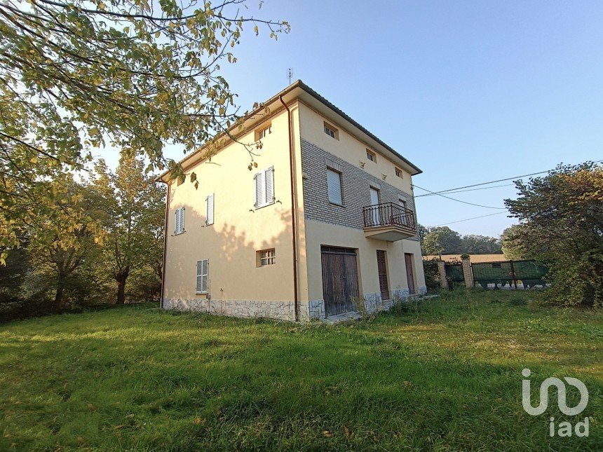 Town house 9 rooms of 300 m² in Treia (62010)