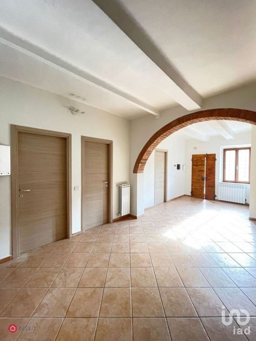 Four-room apartment of 71 m² in Siena (53100)