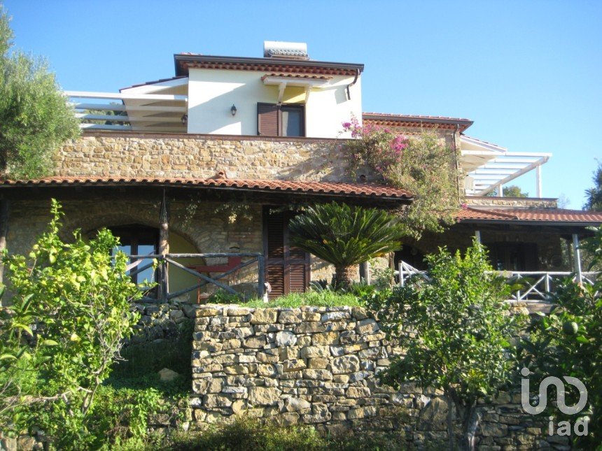 Casa indipendente 6 locali di 181 m² in Casal Velino (84040)