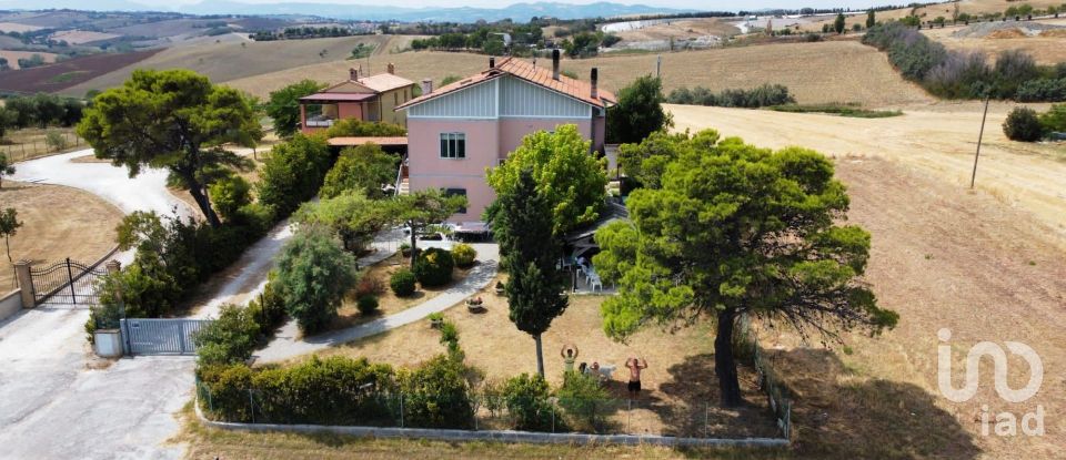 Villa Bifamiliare 10 locali di 300 m² in Fano (61032)