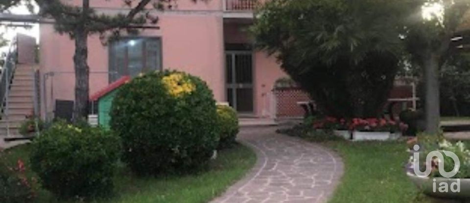 Villa Bifamiliare 10 locali di 300 m² in Fano (61032)