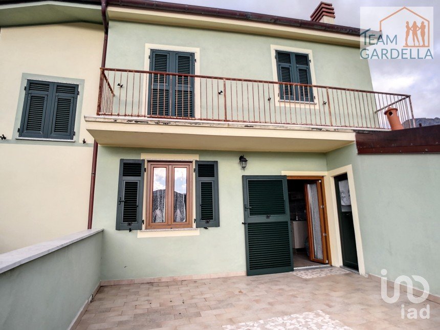Four-room apartment of 81 m² in Neirone (16040)