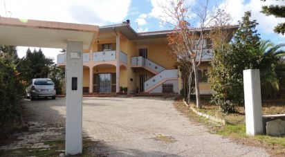 House boat 21 rooms of 457 m² in Notaresco (64024)