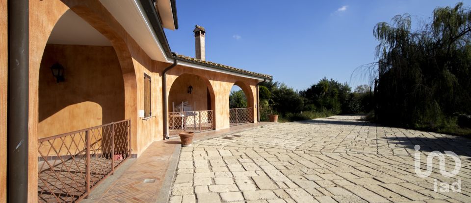 Villa 13 locali di 300 m² in Campagnano di Roma (00063)