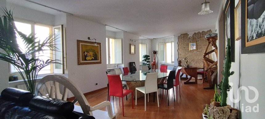 Appartamento 5 locali di 130 m² a Monte Urano (63813)