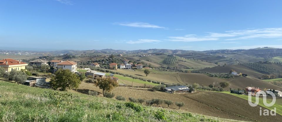 Land of 20,000 sq m in Castellalto (64020)
