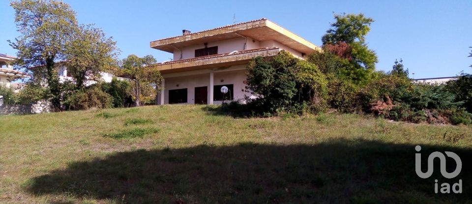 Casa 7 locali di 300 m² in Sant'Omero (64027)