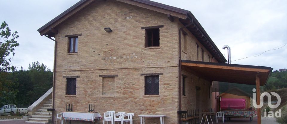 Country house 7 rooms of 350 m² in Castel di Lama (63082)
