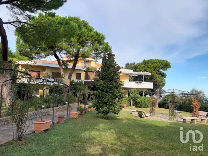 Villa 23 locali di 978 m² in Roseto degli Abruzzi (64026)